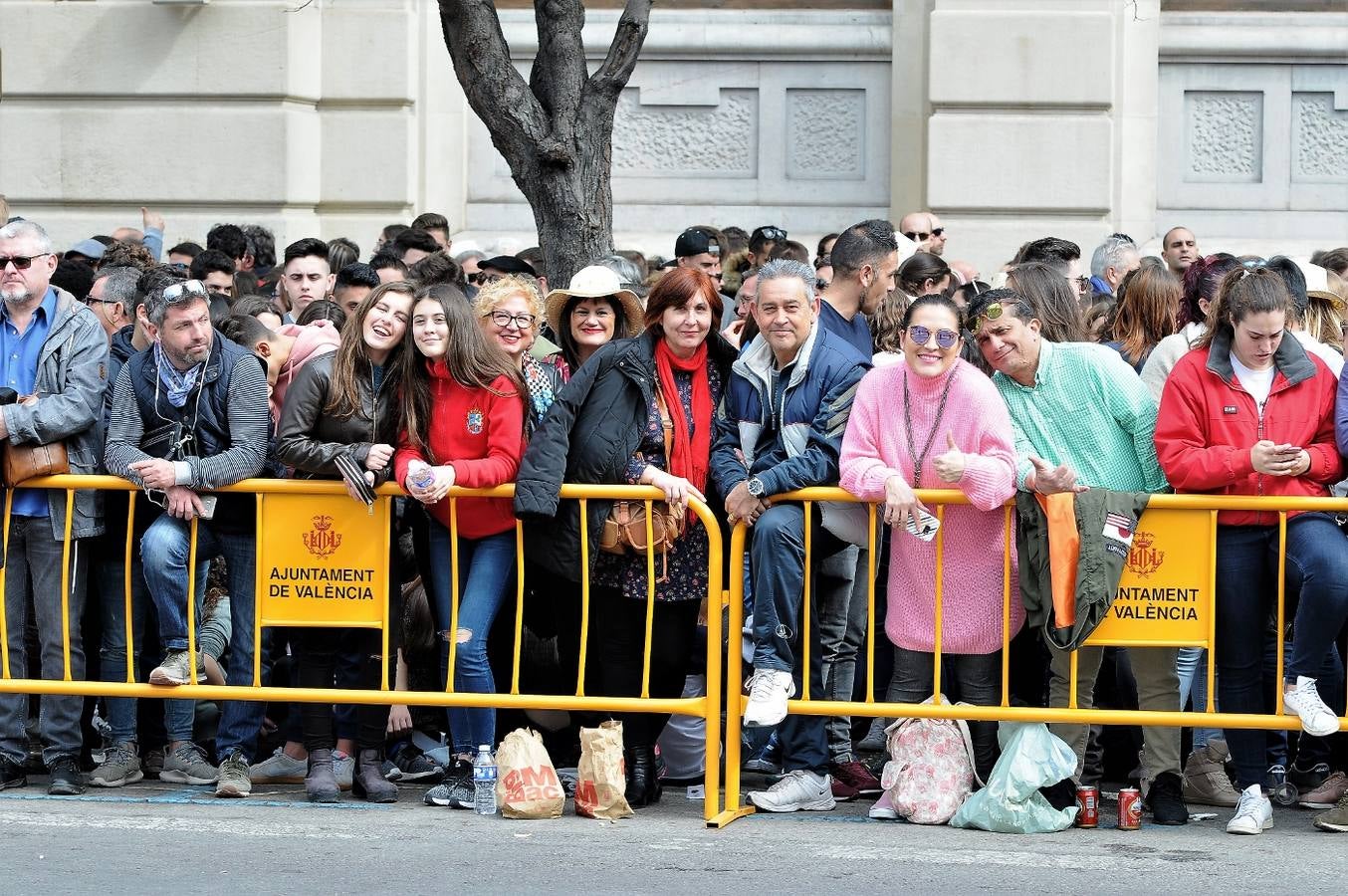 Fotos del público de la mascletà del 8 de marzo de las Fallas 2018. La pirotécnica María José Laro Zamorano, de Caballer FX Global Foc, ha disparado por error el terremoto final al principio, pero ha reaccionado y el espectáculo no se ha detenido. Así, ha logrado una ovación de los espectadores.