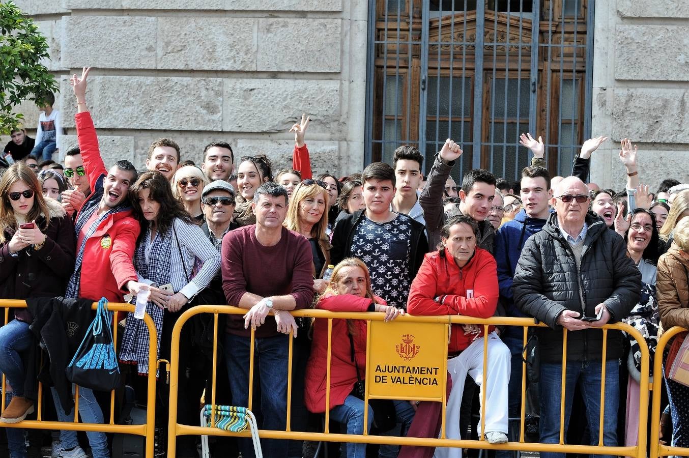 Fotos del público de la mascletà del 8 de marzo de las Fallas 2018. La pirotécnica María José Laro Zamorano, de Caballer FX Global Foc, ha disparado por error el terremoto final al principio, pero ha reaccionado y el espectáculo no se ha detenido. Así, ha logrado una ovación de los espectadores.