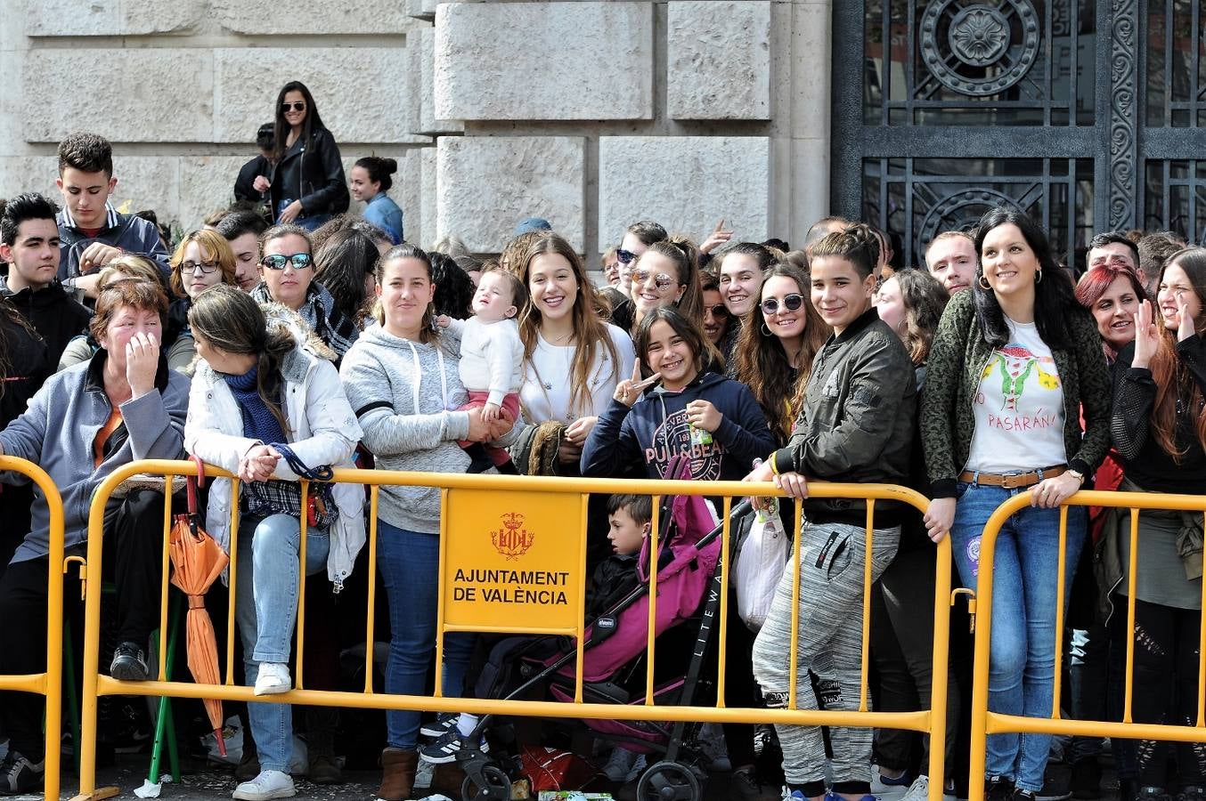 Fotos del público de la mascletà del 8 de marzo de las Fallas 2018. La pirotécnica María José Laro Zamorano, de Caballer FX Global Foc, ha disparado por error el terremoto final al principio, pero ha reaccionado y el espectáculo no se ha detenido. Así, ha logrado una ovación de los espectadores.