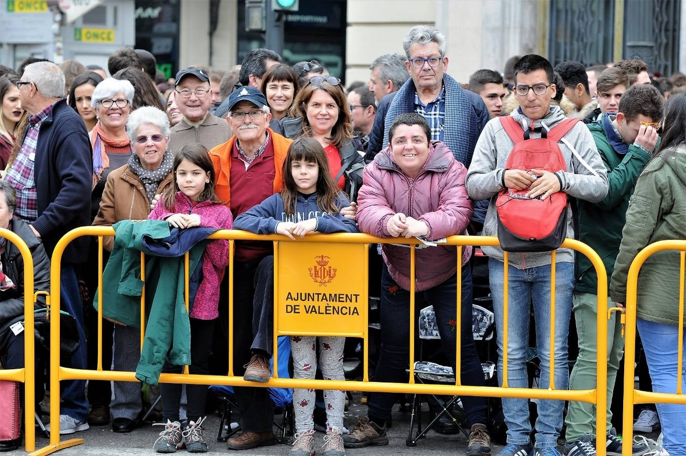 Fotos del público de la mascletà del 8 de marzo de las Fallas 2018. La pirotécnica María José Laro Zamorano, de Caballer FX Global Foc, ha disparado por error el terremoto final al principio, pero ha reaccionado y el espectáculo no se ha detenido. Así, ha logrado una ovación de los espectadores.