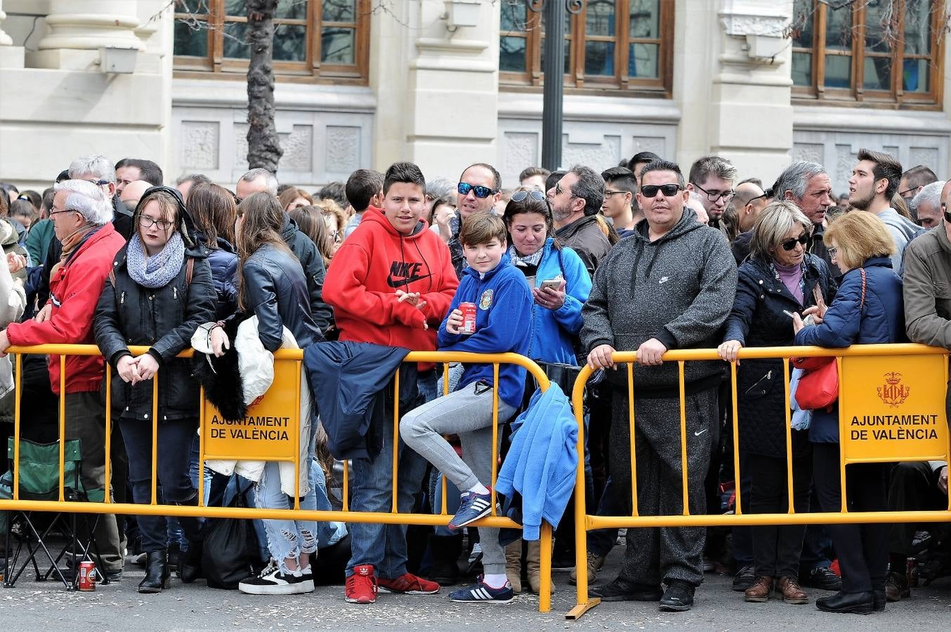 Fotos del público de la mascletà del 8 de marzo de las Fallas 2018. La pirotécnica María José Laro Zamorano, de Caballer FX Global Foc, ha disparado por error el terremoto final al principio, pero ha reaccionado y el espectáculo no se ha detenido. Así, ha logrado una ovación de los espectadores.