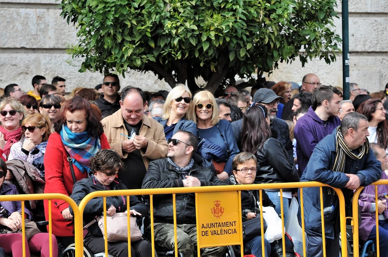 Fotos del público de la mascletà del 8 de marzo de las Fallas 2018. La pirotécnica María José Laro Zamorano, de Caballer FX Global Foc, ha disparado por error el terremoto final al principio, pero ha reaccionado y el espectáculo no se ha detenido. Así, ha logrado una ovación de los espectadores.
