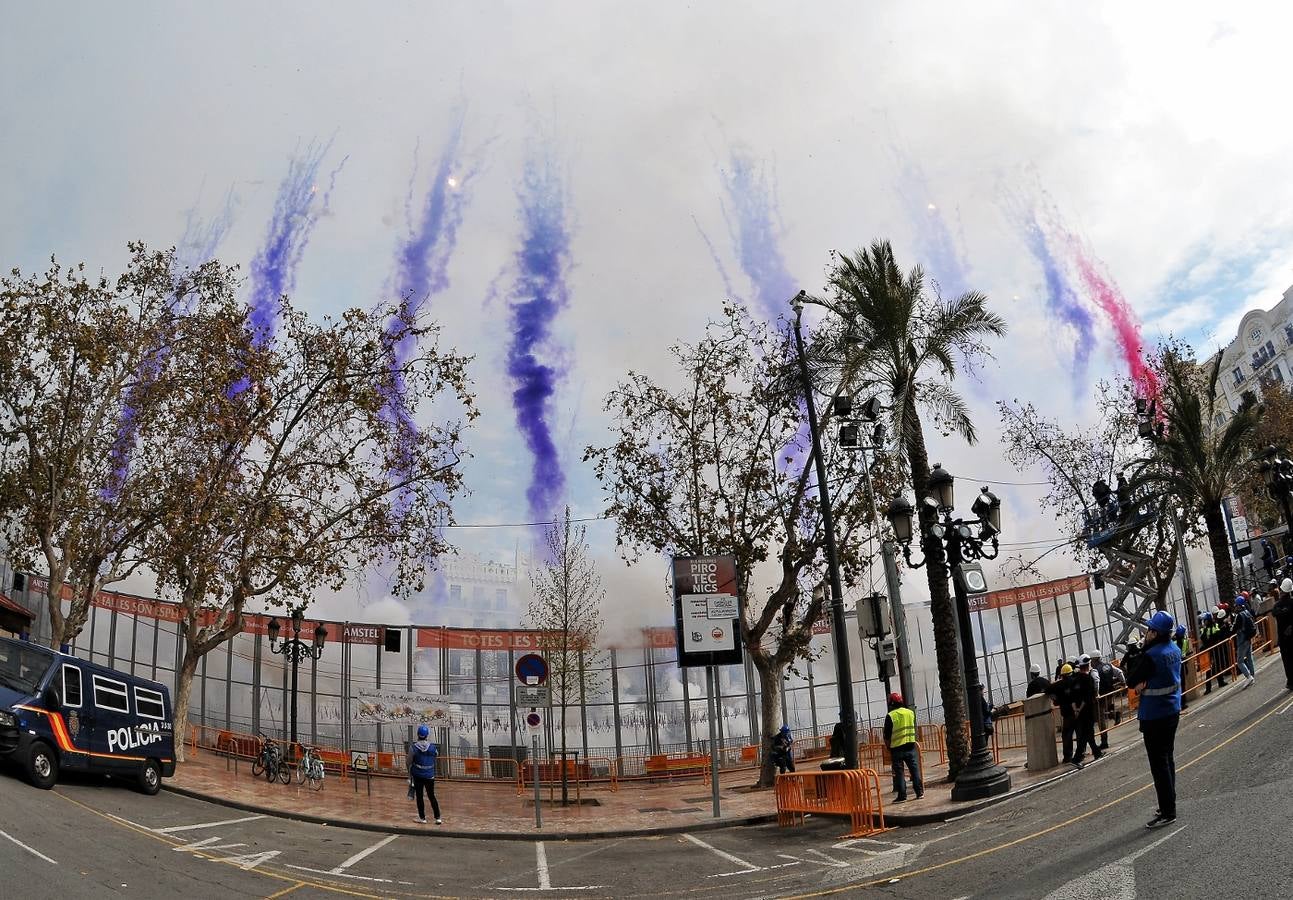 Fotos del público de la mascletà del 8 de marzo de las Fallas 2018. La pirotécnica María José Laro Zamorano, de Caballer FX Global Foc, ha disparado por error el terremoto final al principio, pero ha reaccionado y el espectáculo no se ha detenido. Así, ha logrado una ovación de los espectadores.