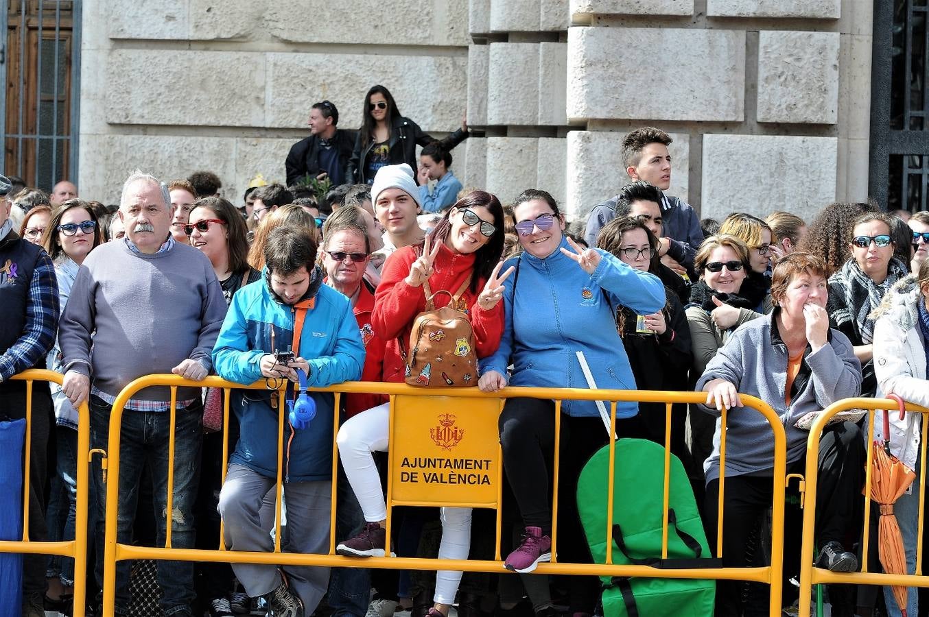 Fotos del público de la mascletà del 8 de marzo de las Fallas 2018. La pirotécnica María José Laro Zamorano, de Caballer FX Global Foc, ha disparado por error el terremoto final al principio, pero ha reaccionado y el espectáculo no se ha detenido. Así, ha logrado una ovación de los espectadores.