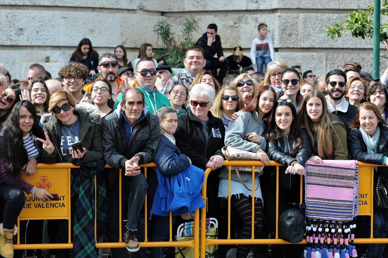 Fotos del público de la mascletà del 8 de marzo de las Fallas 2018. La pirotécnica María José Laro Zamorano, de Caballer FX Global Foc, ha disparado por error el terremoto final al principio, pero ha reaccionado y el espectáculo no se ha detenido. Así, ha logrado una ovación de los espectadores.