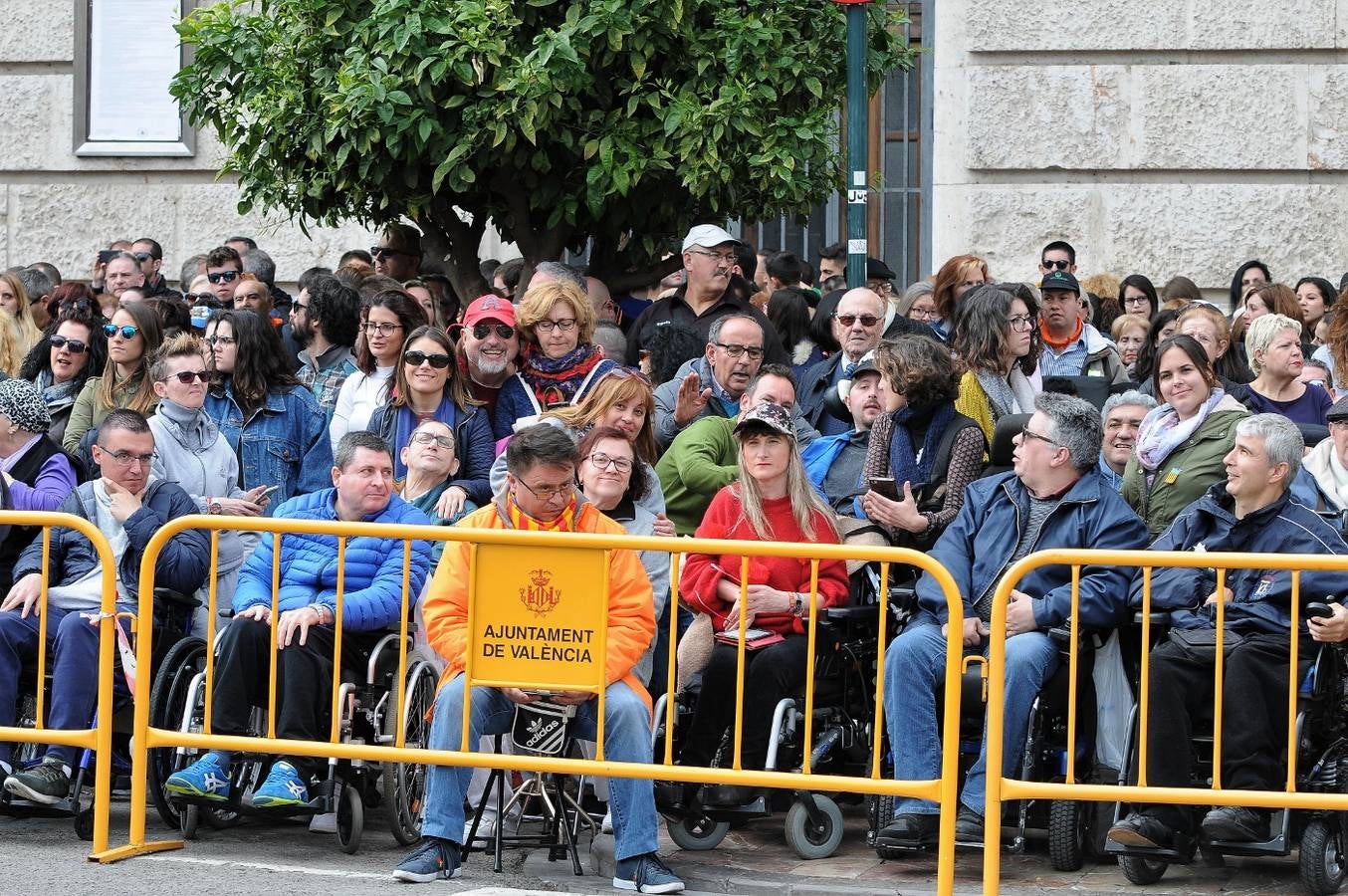 Fotos del público de la mascletà del 8 de marzo de las Fallas 2018. La pirotécnica María José Laro Zamorano, de Caballer FX Global Foc, ha disparado por error el terremoto final al principio, pero ha reaccionado y el espectáculo no se ha detenido. Así, ha logrado una ovación de los espectadores.