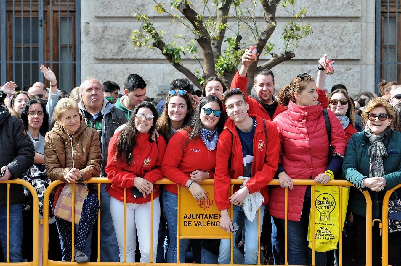 Fotos del público de la mascletà del 8 de marzo de las Fallas 2018. La pirotécnica María José Laro Zamorano, de Caballer FX Global Foc, ha disparado por error el terremoto final al principio, pero ha reaccionado y el espectáculo no se ha detenido. Así, ha logrado una ovación de los espectadores.