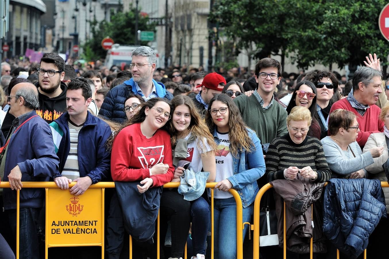 Fotos del público de la mascletà del 8 de marzo de las Fallas 2018. La pirotécnica María José Laro Zamorano, de Caballer FX Global Foc, ha disparado por error el terremoto final al principio, pero ha reaccionado y el espectáculo no se ha detenido. Así, ha logrado una ovación de los espectadores.