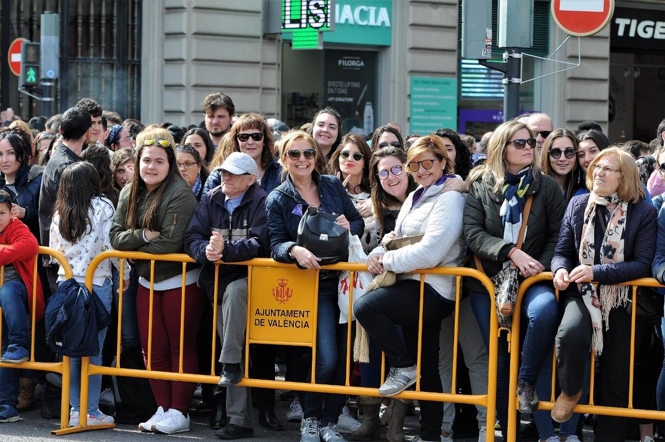 Fotos del público de la mascletà del 8 de marzo de las Fallas 2018. La pirotécnica María José Laro Zamorano, de Caballer FX Global Foc, ha disparado por error el terremoto final al principio, pero ha reaccionado y el espectáculo no se ha detenido. Así, ha logrado una ovación de los espectadores.