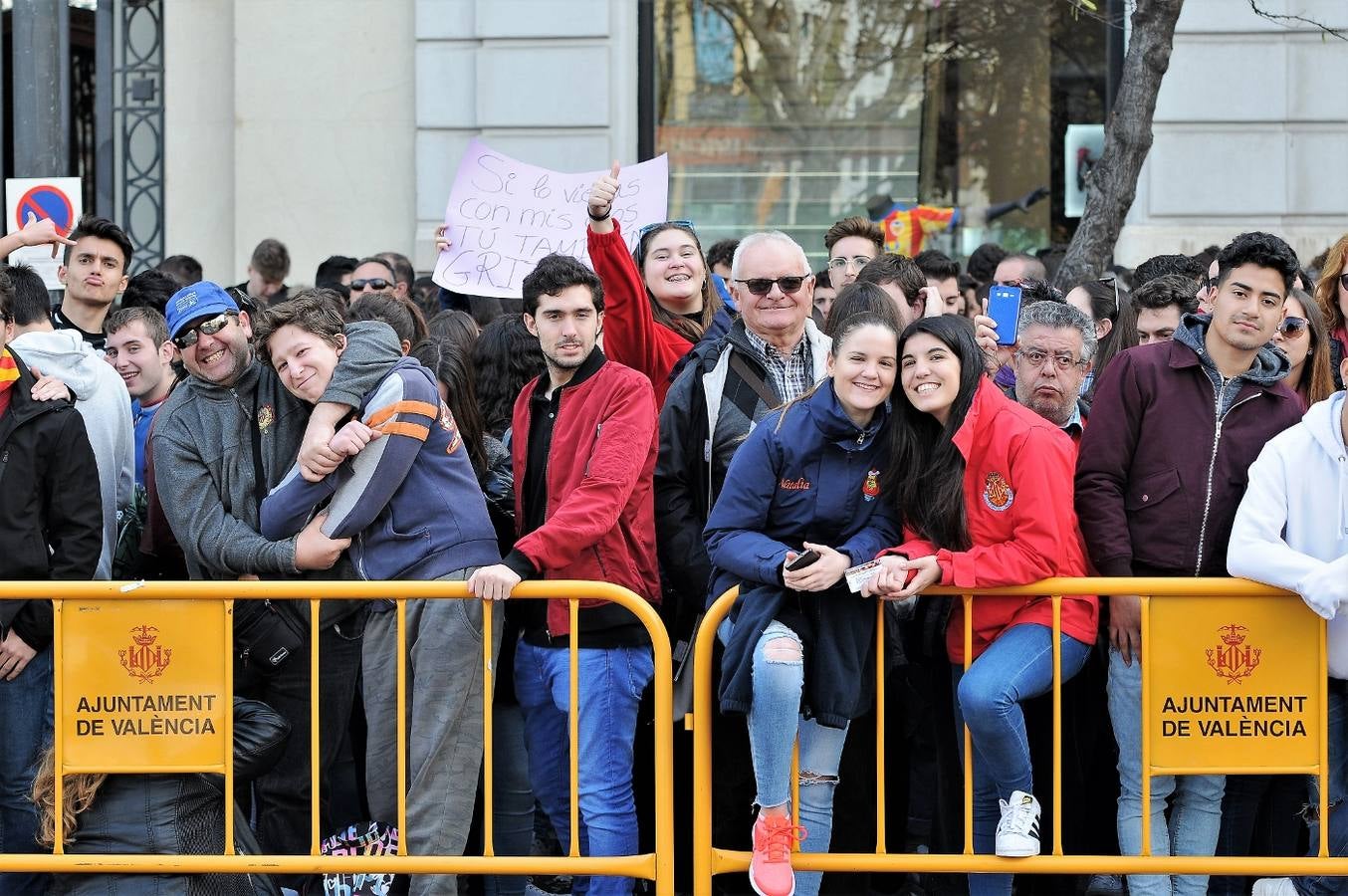 Fotos del público de la mascletà del 8 de marzo de las Fallas 2018. La pirotécnica María José Laro Zamorano, de Caballer FX Global Foc, ha disparado por error el terremoto final al principio, pero ha reaccionado y el espectáculo no se ha detenido. Así, ha logrado una ovación de los espectadores.