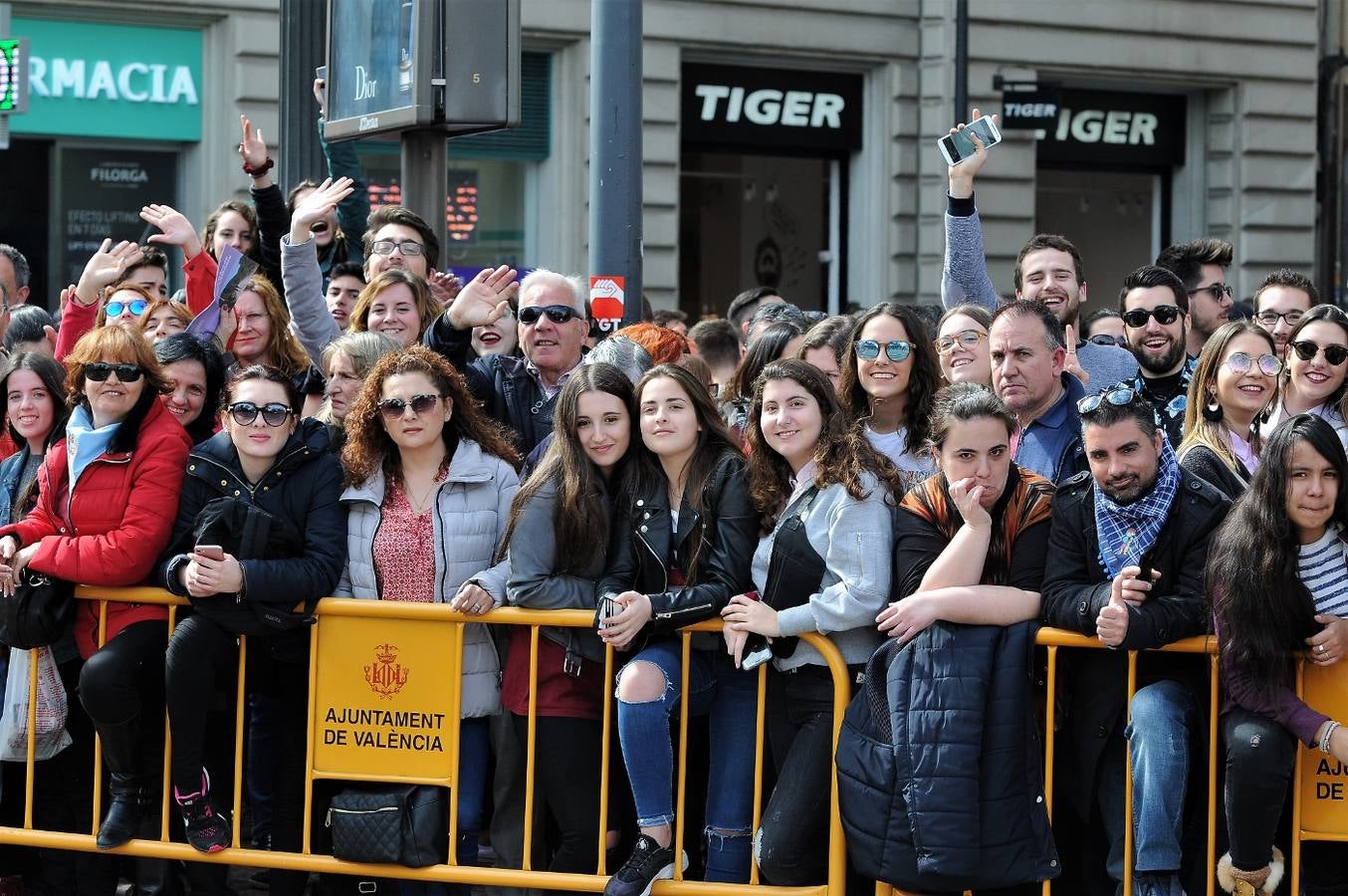 Fotos del público de la mascletà del 8 de marzo de las Fallas 2018. La pirotécnica María José Laro Zamorano, de Caballer FX Global Foc, ha disparado por error el terremoto final al principio, pero ha reaccionado y el espectáculo no se ha detenido. Así, ha logrado una ovación de los espectadores.