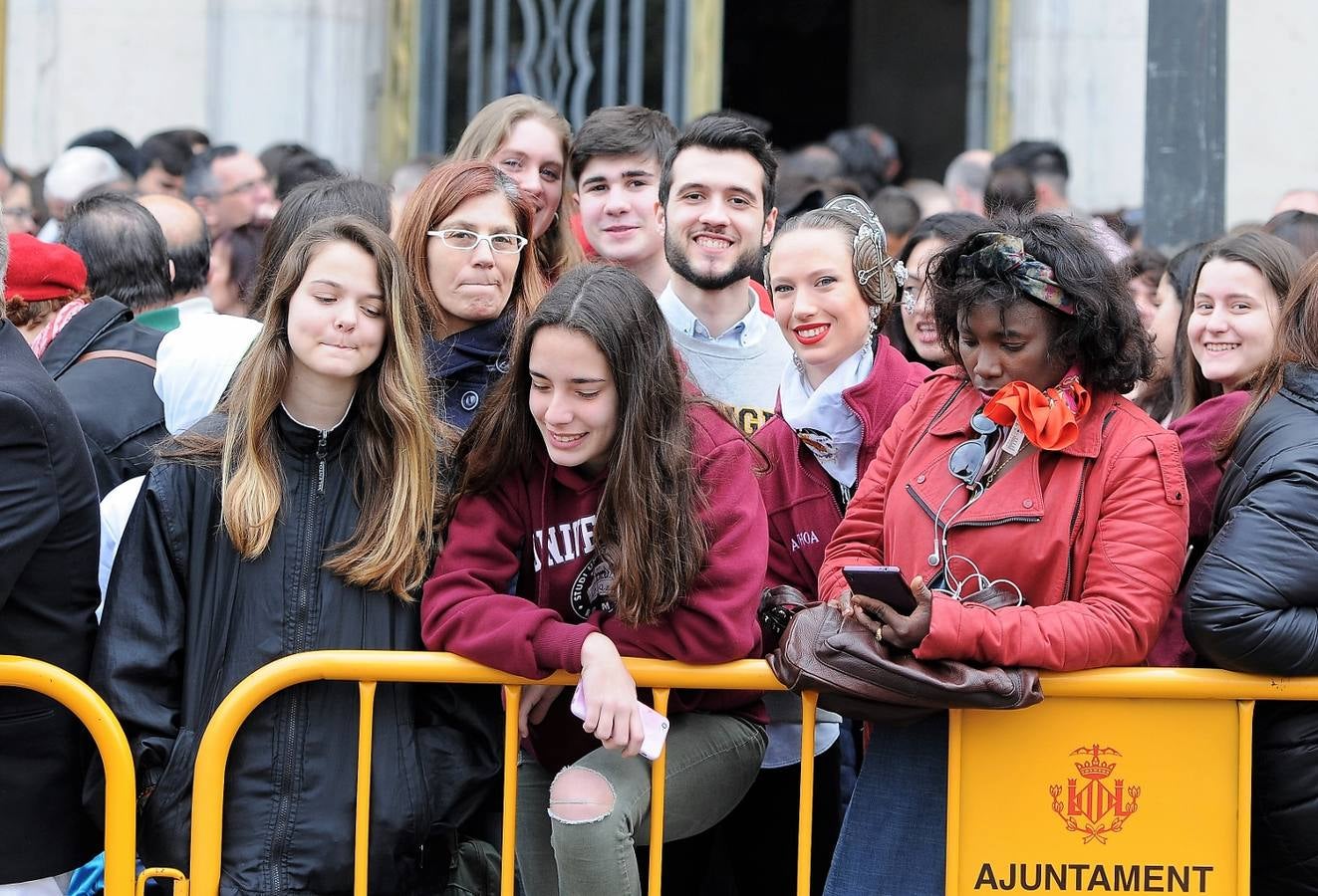 Fotos del público de la mascletà del 8 de marzo de las Fallas 2018. La pirotécnica María José Laro Zamorano, de Caballer FX Global Foc, ha disparado por error el terremoto final al principio, pero ha reaccionado y el espectáculo no se ha detenido. Así, ha logrado una ovación de los espectadores.