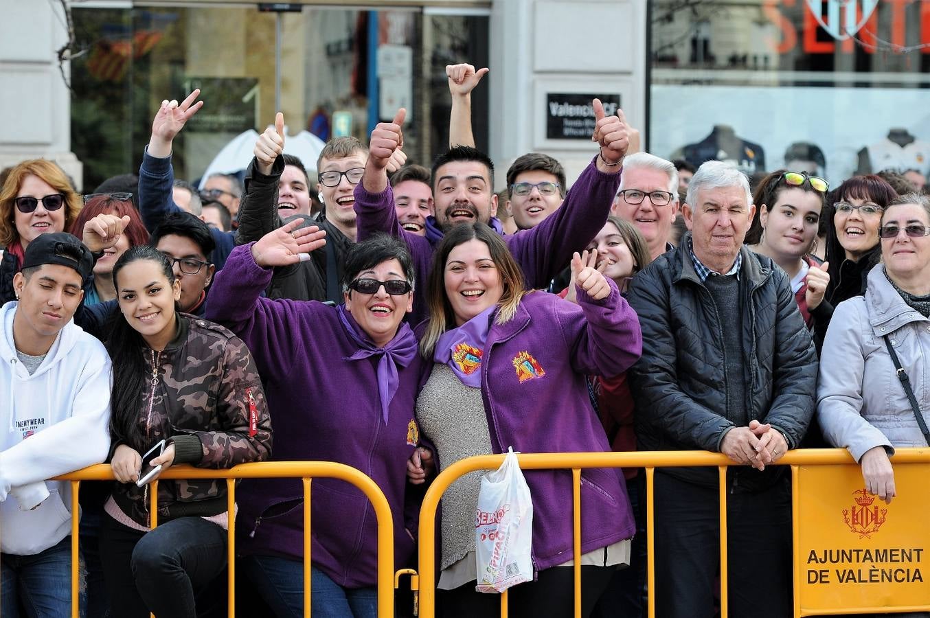 Fotos del público de la mascletà del 8 de marzo de las Fallas 2018. La pirotécnica María José Laro Zamorano, de Caballer FX Global Foc, ha disparado por error el terremoto final al principio, pero ha reaccionado y el espectáculo no se ha detenido. Así, ha logrado una ovación de los espectadores.