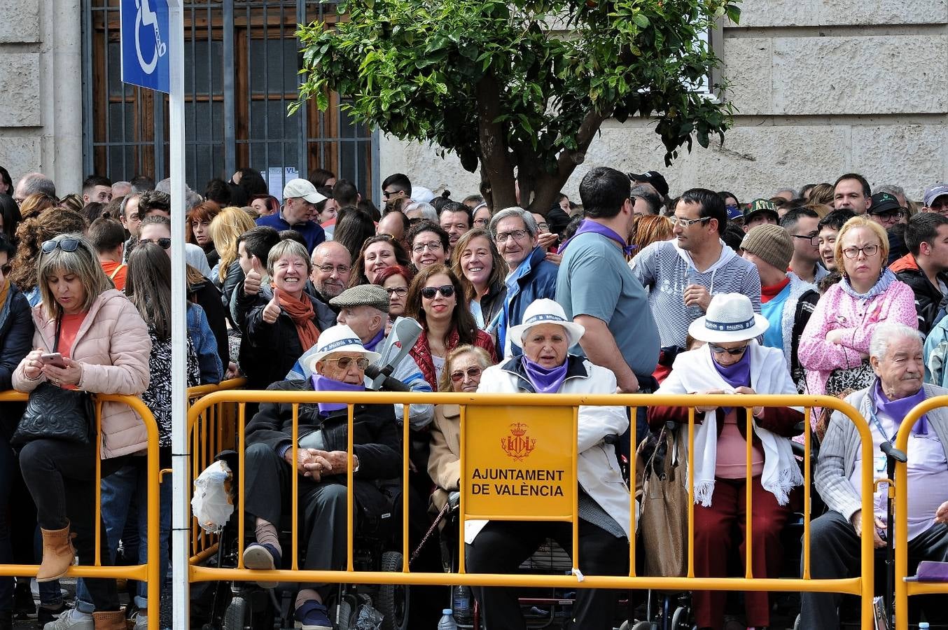 Fotos del público de la mascletà del 8 de marzo de las Fallas 2018. La pirotécnica María José Laro Zamorano, de Caballer FX Global Foc, ha disparado por error el terremoto final al principio, pero ha reaccionado y el espectáculo no se ha detenido. Así, ha logrado una ovación de los espectadores.