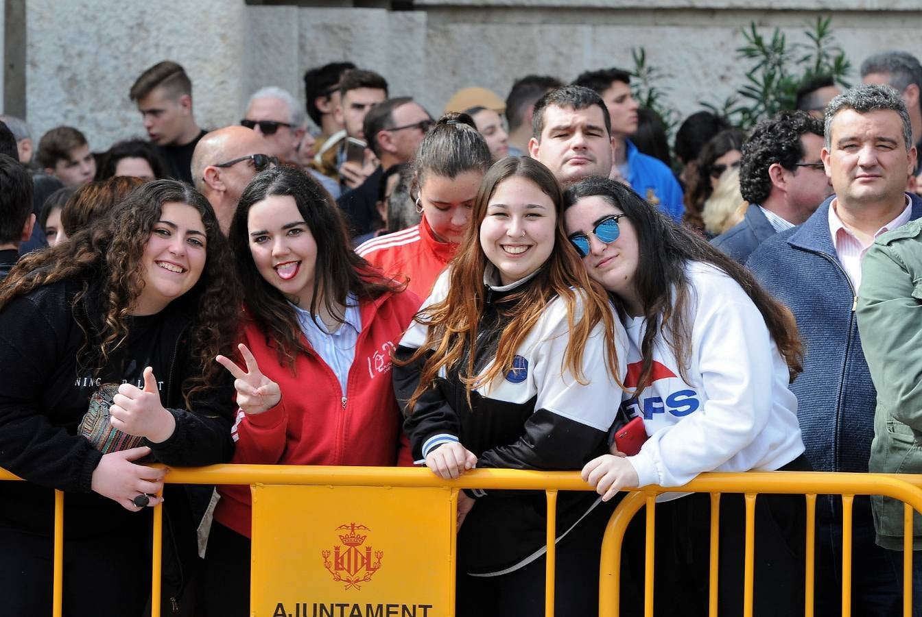 Fotos del público de la mascletà del 8 de marzo de las Fallas 2018. La pirotécnica María José Laro Zamorano, de Caballer FX Global Foc, ha disparado por error el terremoto final al principio, pero ha reaccionado y el espectáculo no se ha detenido. Así, ha logrado una ovación de los espectadores.