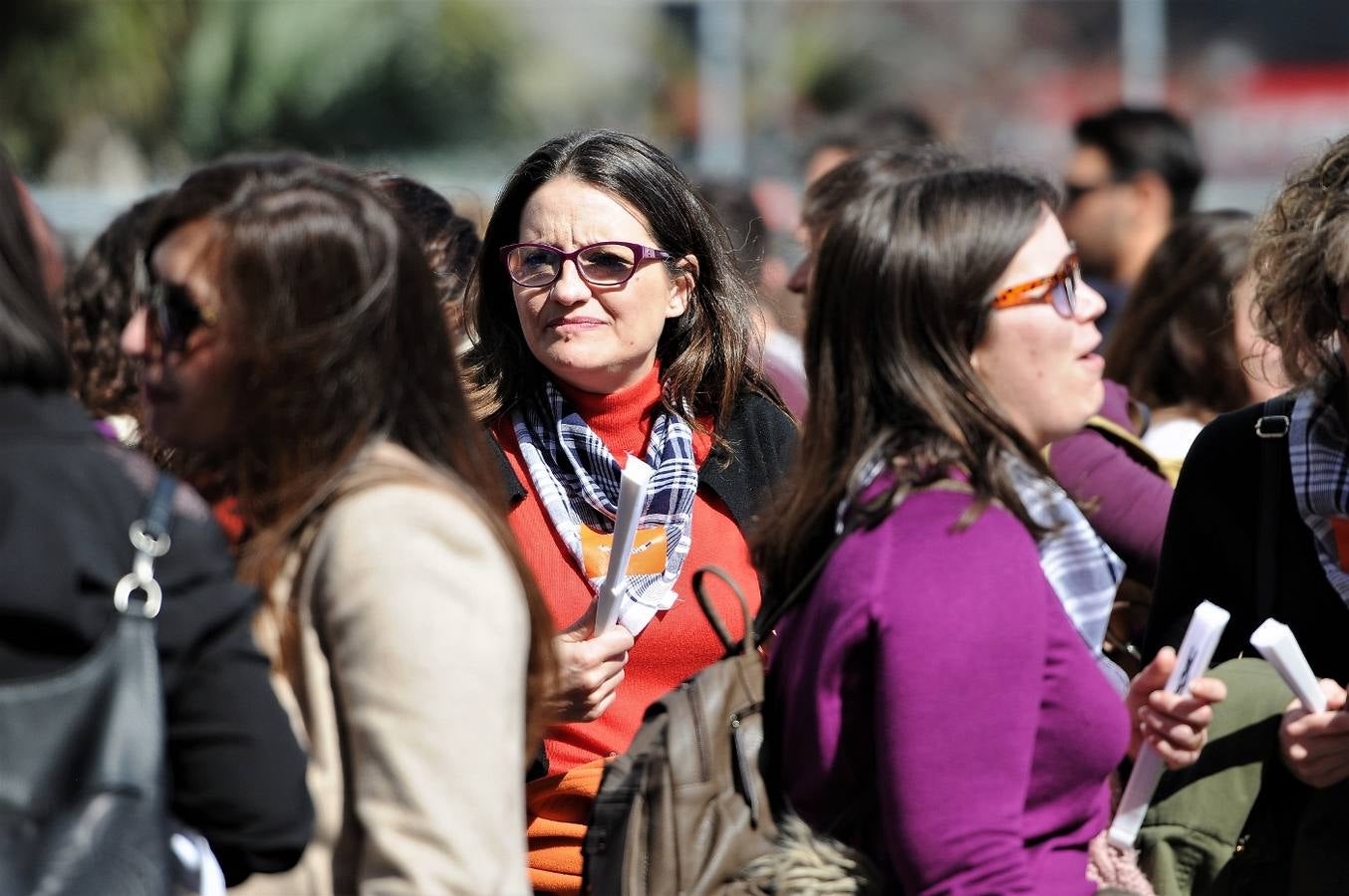Fotos del público de la mascletà del 8 de marzo de las Fallas 2018. La pirotécnica María José Laro Zamorano, de Caballer FX Global Foc, ha disparado por error el terremoto final al principio, pero ha reaccionado y el espectáculo no se ha detenido. Así, ha logrado una ovación de los espectadores.
