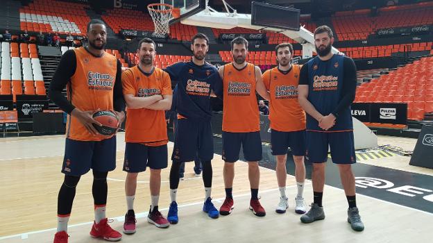 Los seis campeones de la ACB del Valencia Basket que disputarán el partido ante el Baskonia, ayer en la Fonteta. 