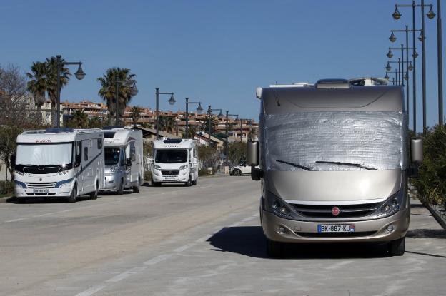 Algunas de las caravanas estacionadas ayer junto al paseo marítimo. 