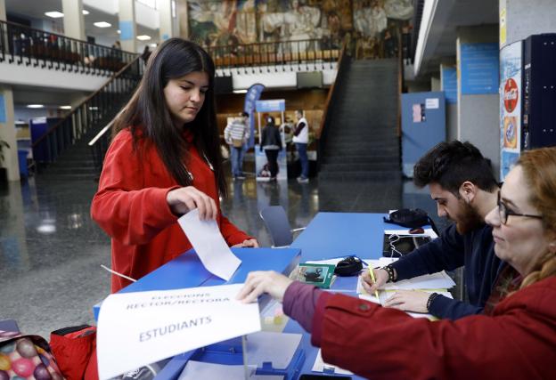 Una alumna vota en la Facultad de Filosofía. 