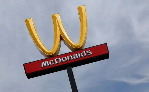 El logo de MacDonald's del revés en un restaurante de la cadena en Chicago.