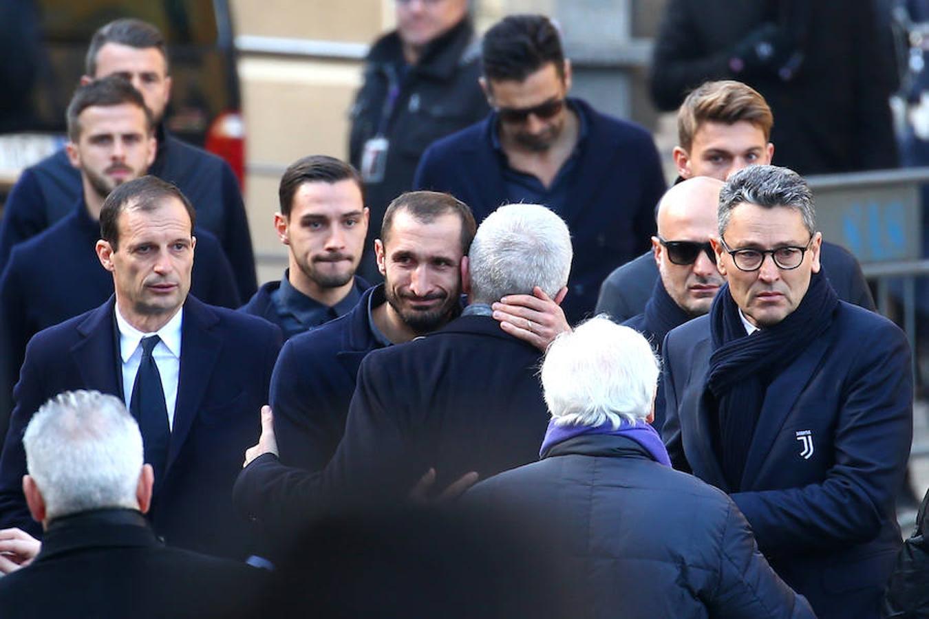 Miles de personas, seguidores y representantes políticos y del mundo del fútbol dieron hoy su último adiós en Florencia (centro) al capitán del Fiorentina, Davide Astori. El funeral tuvo lugar en la céntrica basílica de la Santa Cruz, a cuyas puertas se congregó una multitud para despedir al capitán y que desplegó numerosas pancartas, como la que decía "gracias por todo aquello que nos has dado", según pudo verse por televisión.