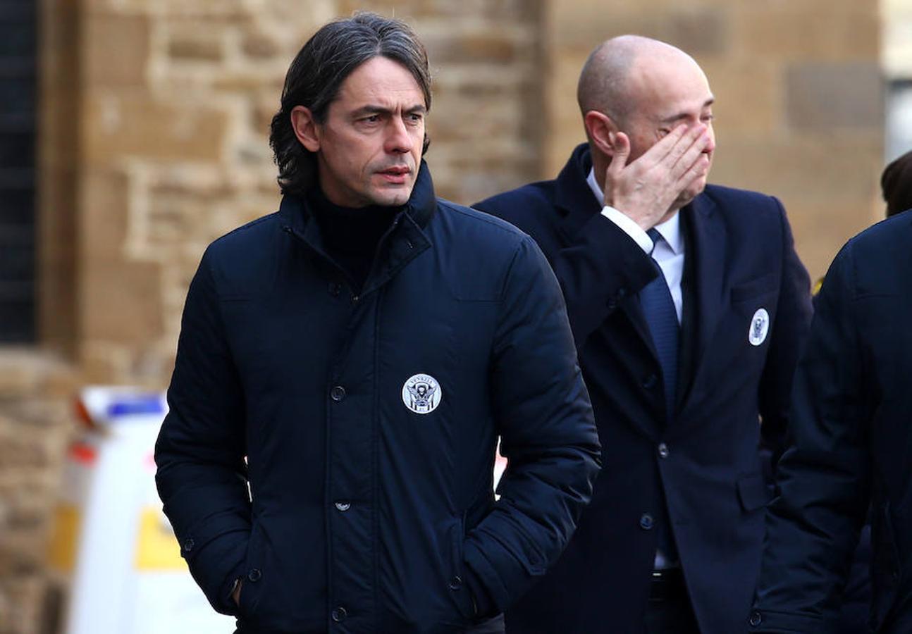 Miles de personas, seguidores y representantes políticos y del mundo del fútbol dieron hoy su último adiós en Florencia (centro) al capitán del Fiorentina, Davide Astori. El funeral tuvo lugar en la céntrica basílica de la Santa Cruz, a cuyas puertas se congregó una multitud para despedir al capitán y que desplegó numerosas pancartas, como la que decía "gracias por todo aquello que nos has dado", según pudo verse por televisión.