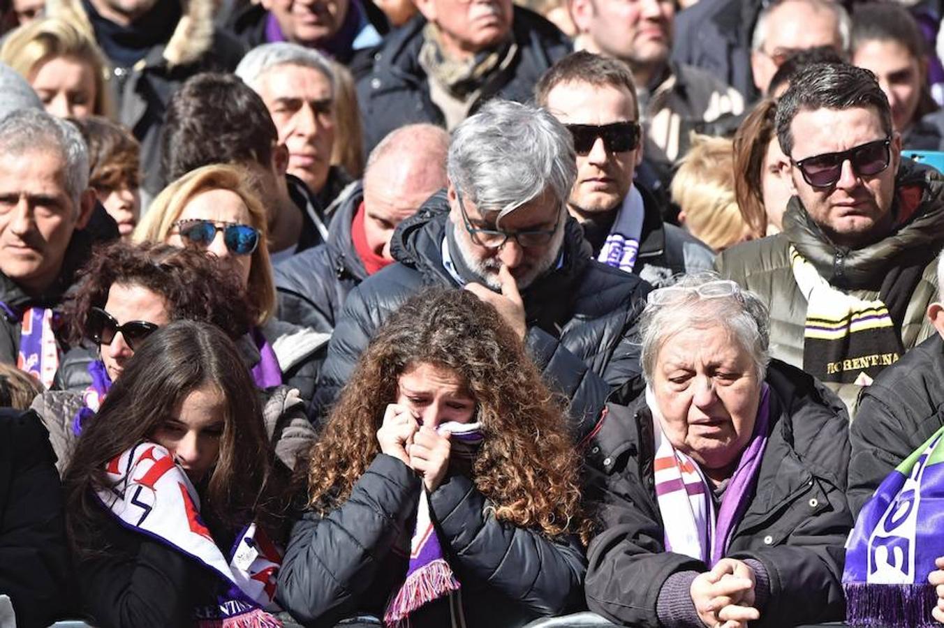 Miles de personas, seguidores y representantes políticos y del mundo del fútbol dieron hoy su último adiós en Florencia (centro) al capitán del Fiorentina, Davide Astori. El funeral tuvo lugar en la céntrica basílica de la Santa Cruz, a cuyas puertas se congregó una multitud para despedir al capitán y que desplegó numerosas pancartas, como la que decía "gracias por todo aquello que nos has dado", según pudo verse por televisión.