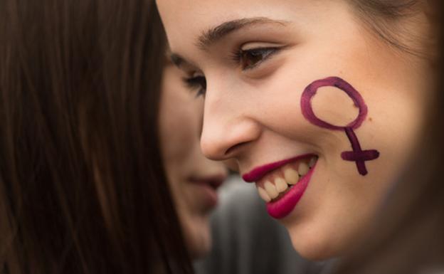 Una mujer, en una concentración de alumnos universitarios con motivo de la huelga por el 8 de marzo, en Barcelona.