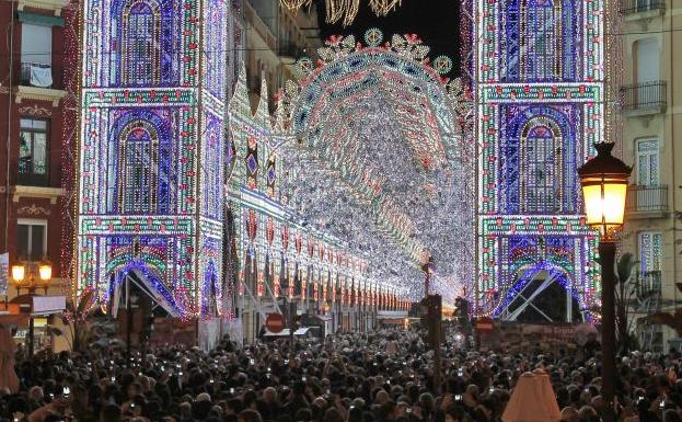 Calles iluminadas de las Fallas de Valencia.