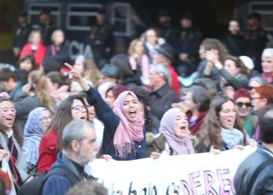 Imagen secundaria 1 - Manifestación del 8-M por el centro de Valencia.