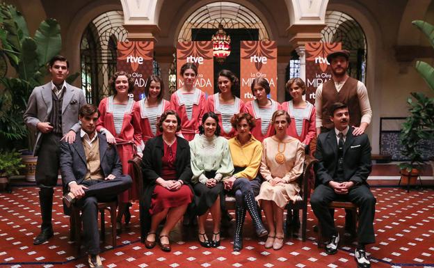 Ana Wagener, Macarena García, Patricia López Arnaiz y Cecilia Freire, principales actrices de ‘La otra mirada’, en el centro con el resto del elenco.