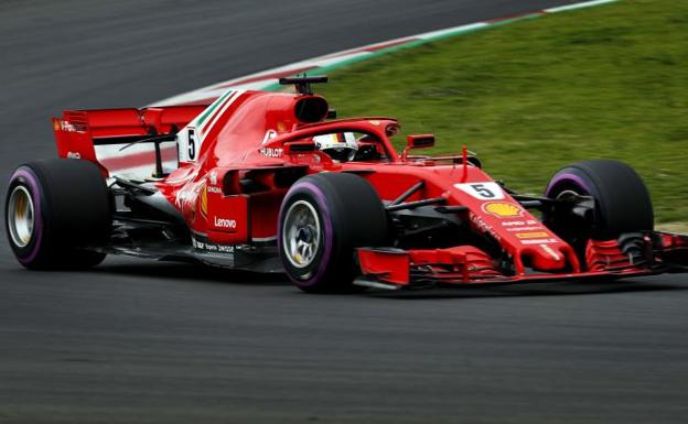 Sebastian Vettel rueda sobre el trazado con su Ferrari. 