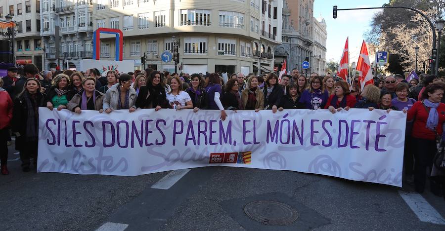 La manifestación del 8-M se ha iniciado a las 18:00 horas de la tarde y recorrerá las calles de la ciudad hasta su final en la plaza de la Virgen.