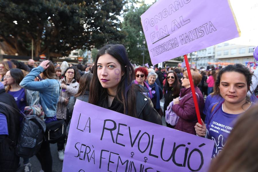 La manifestación del 8-M se ha iniciado a las 18:00 horas de la tarde y recorrerá las calles de la ciudad hasta su final en la plaza de la Virgen.