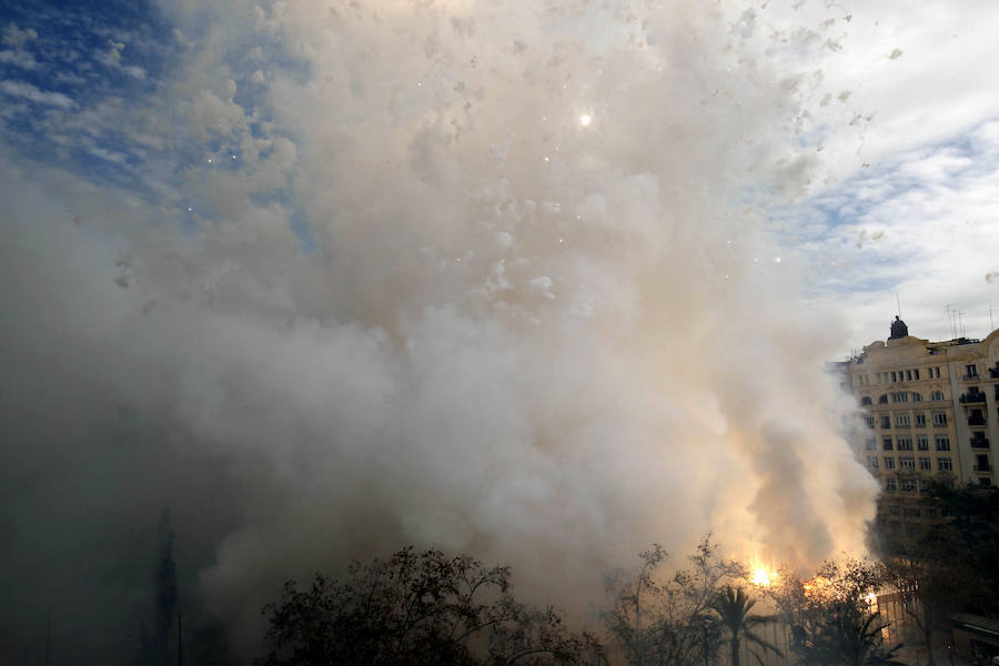 Mª José Lora Zamorano se sobrepone al fallo de disparar el terremoto terrestre final justo al inicio de la mascletà del día de la mujer.