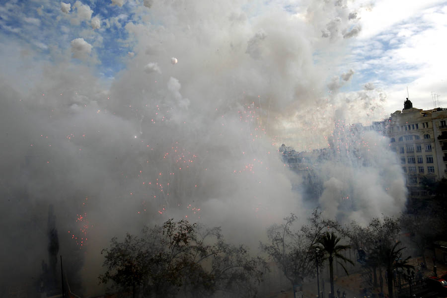 Mª José Lora Zamorano se sobrepone al fallo de disparar el terremoto terrestre final justo al inicio de la mascletà del día de la mujer.