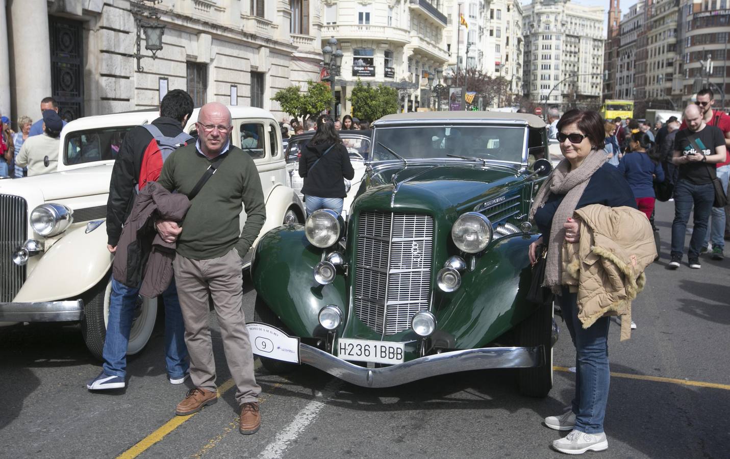 Es una de las citas más históricas de las que aún se encuentran en el programa de actos de las Fallas de Valencia. Decenas de vehículos antiguos se dan cita en la plaza del Ayuntamiento ante la mirada de centenares de curiosos y amantes de estos coches de antaño. Las falleras mayores de Valencia, junto con sus cortes de honor, son las encargadas de señalizar el inicio de la salida uno a uno de los coches participantes ante la ovación de todos los asistentes. Hay modelos para todos los gustos, muy diferentes que al paso delante del público levantan la admiración y comentarios de los curiosos. Es ya la edición número 48 de una cita imprescindible y que devuelve a Valencia a épocas ya vividas.