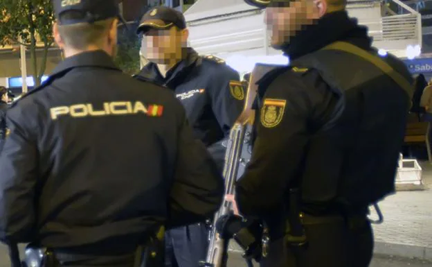 Policías nacionales de Alicante, fuertemente armados.