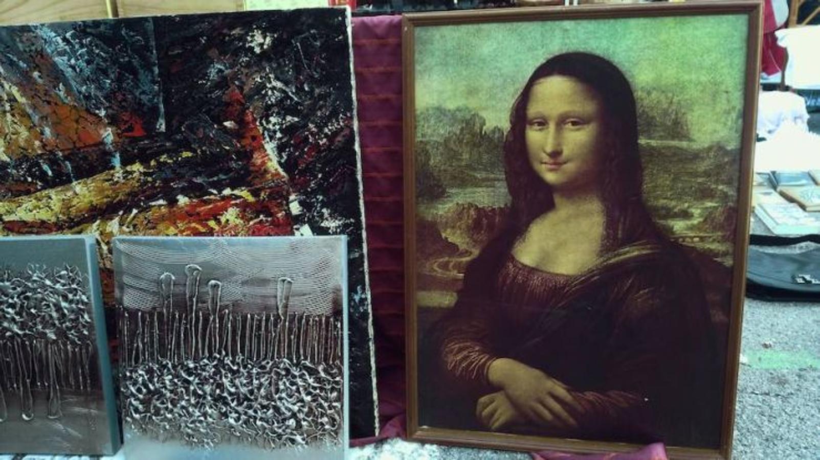 Entre la gran cantidad de cuadros barrocos y pintorescos con los que podemos hacernos en el rastro, encontramos hasta una versión -bastante acertada para ojos no expertos- de La Mona Lisa de Da Vinci. Aunque si el arte clásico y las imitaciones no acaban de encajar en tu ideal de interiorismo, también hay una amplia variedad de retratos antiguos y bodegones con marcos dorados, para decorar el salón y despertar la envidia de tus visitas.