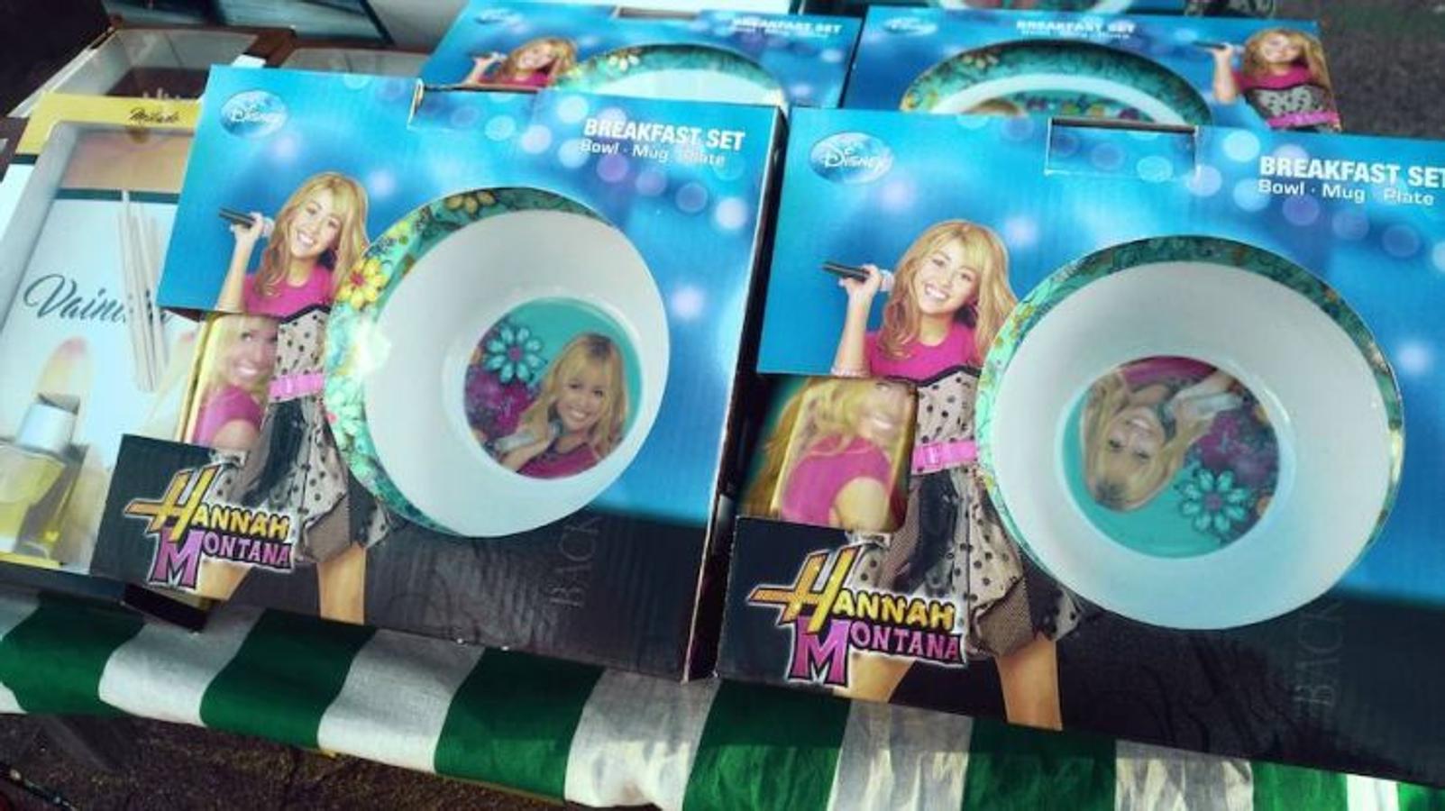 La extravagancia se alinea con lo antiguo en este histórico mercadillo donde relojes con más de un siglo (al menos en apariencia) comparten manta con el set de desayuno de Hannah Montana. Toda una reliquia que más de un millennial querría en su estantería.