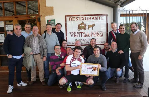 Integrantes de la Penya La Cata entregan el reconocimiento al restaurante. J.I.

