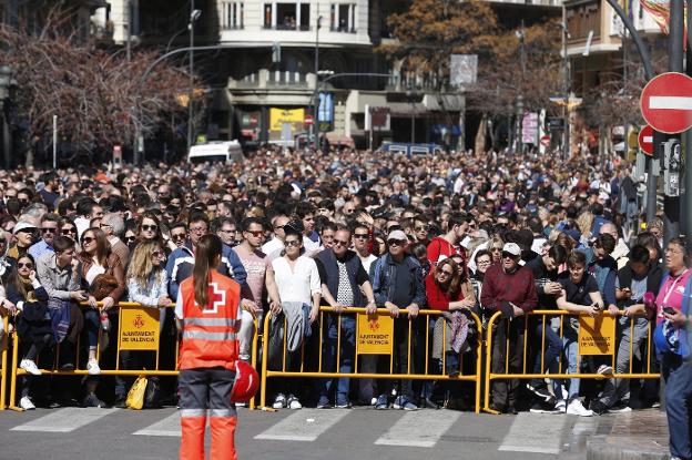 Miles de personas esperan el disparo de la mascletà ayer poco antes de las dos de la tarde. 