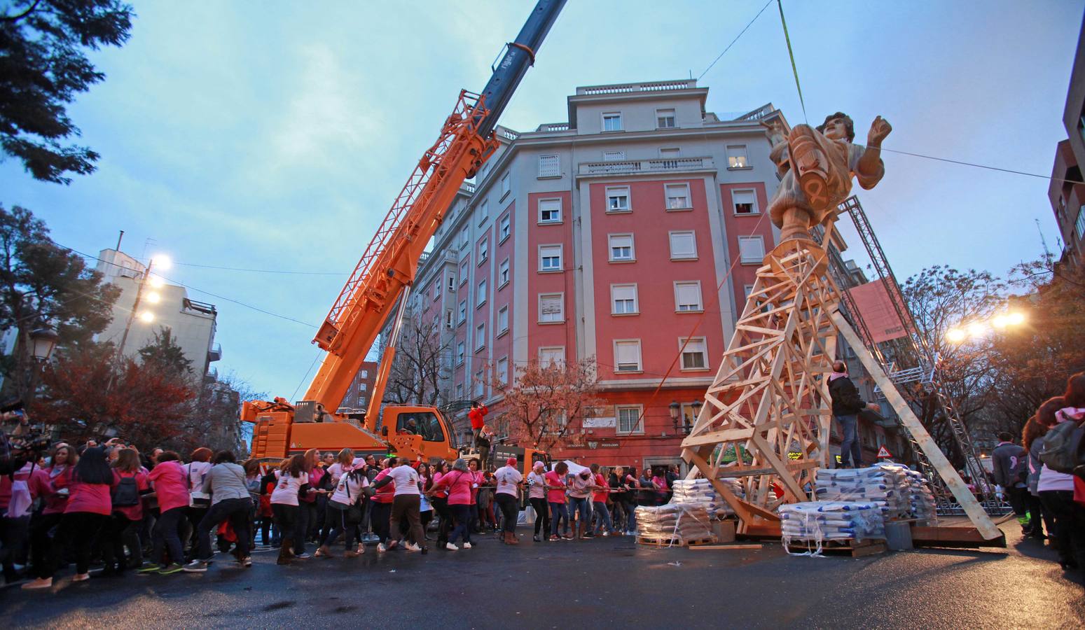 Unas doscientas mujeres con cáncer de mama, familiares y amigos han plantado a pulso la Falla Palleter-Erudito Orellana dentro del proyecto 'Plantar la Esperanza'. La comisión pretende concienciar sobre la necesidad potenciar la investigación contra este tipo de tumor. La 'plantà al tombe' ha contado con una grúa, como es habitual, por motivos de seguridad.