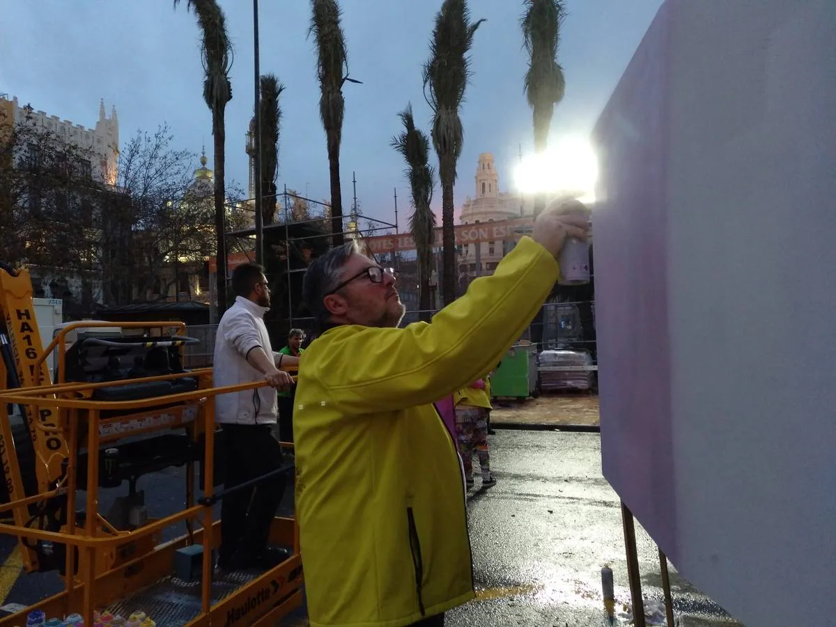 Representantes del munco fallero, social y político han participado en una actividad que consiste en pintar la base de la falla de la plaza del Ayuntamiento, obra de los artistas Okuda, Latorre y Sanz.