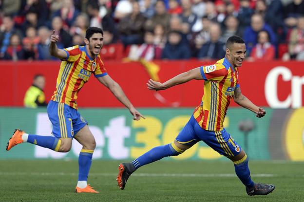 Rodrigo y Guedes celebran el segundo gol del delantero del Valencia. 