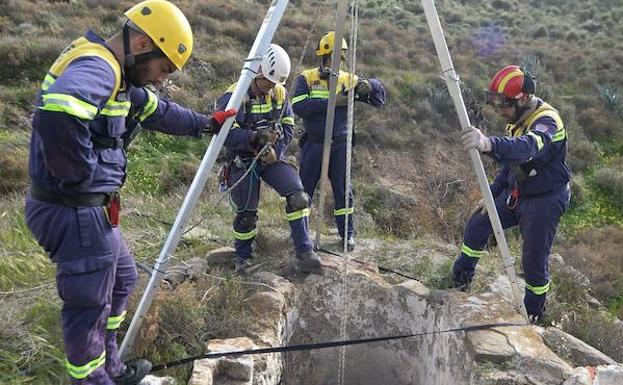 Efectivos rastrean un pozo en los alrededores del lugar de la desaparición.