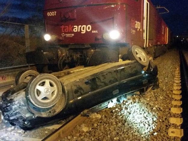 El coche en el que circulaban los dos ocupantes, ayer, después de ser arrastrado por un tren de mercancías. 