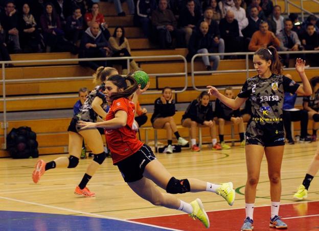 Cristina Polonio lanza durante un partido. 