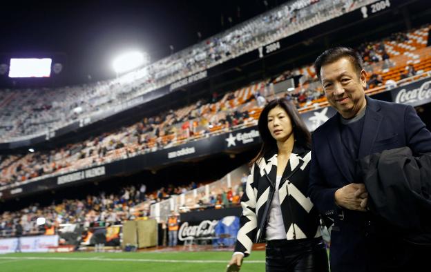 Peter Lim, con su esposa, en una visita a Mestalla. 