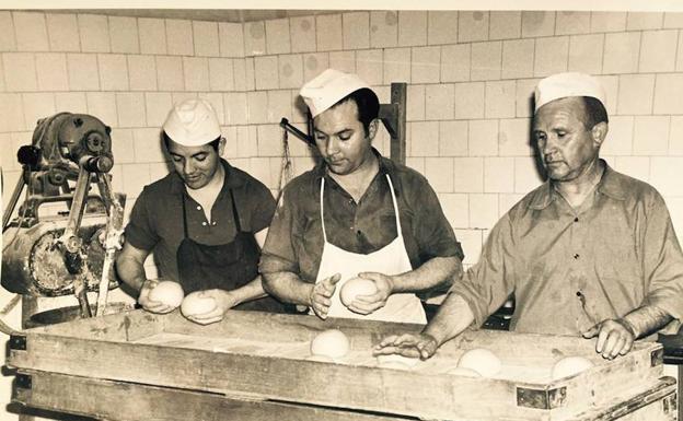 Vicente Moscardó y sus trabajadores, durante el proceso de elaboración de panquemados.